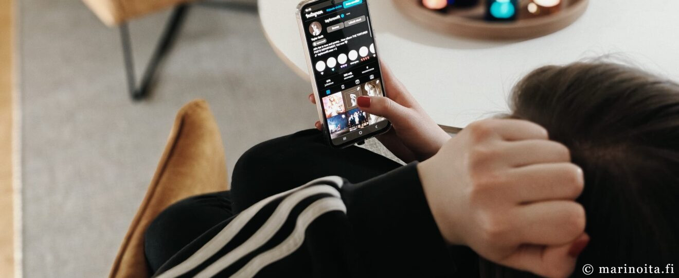 Henkilö selaa Instagramia