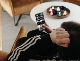 Henkilö selaa Instagramia