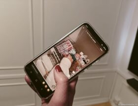 Henkilö selaa Tiktokkia