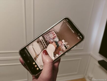 Henkilö selaa Tiktokkia