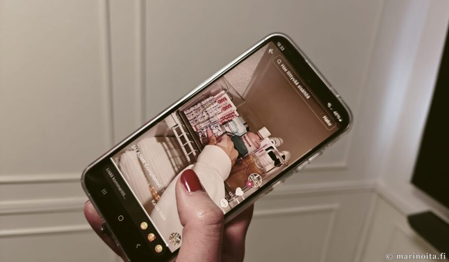 Henkilö selaa Tiktokkia