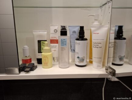 Ihonhoitotuotteita vessan peilikaapissa