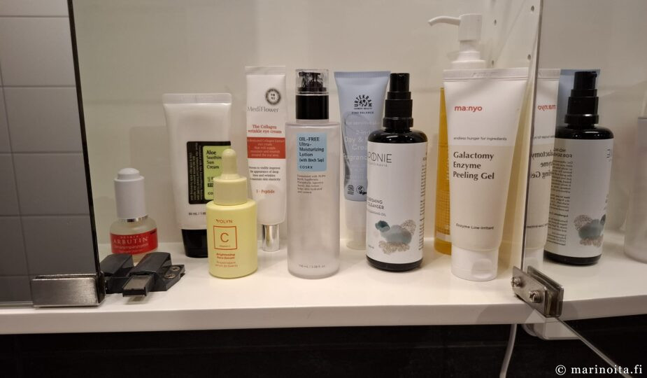 Ihonhoitotuotteita vessan peilikaapissa