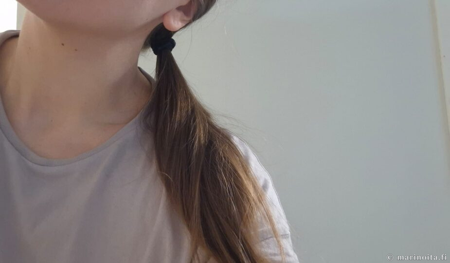 Ohuet hiukset ponnarilla