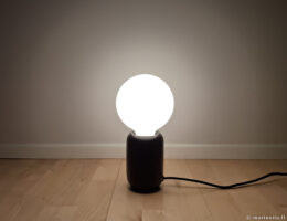 Lamppu, joka kuvastaa syttynyttä ajatusta