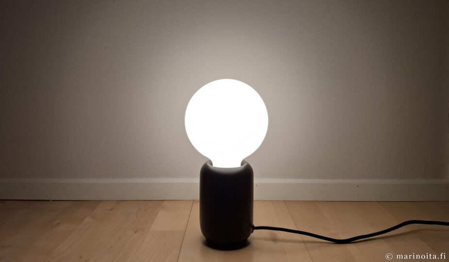 Lamppu, joka kuvastaa syttynyttä ajatusta