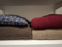 Merinovillapaitoja hyllyllä