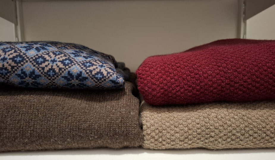 Merinovillapaitoja hyllyllä